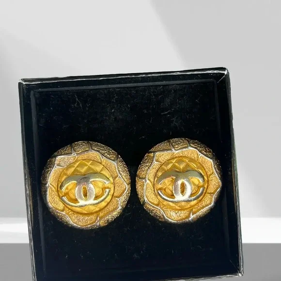 CHANEL Gold Round CC Logo Clip-on Earrings - Picture 5 of 5